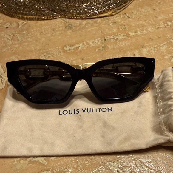 Louis Vuitton Accessories - Louis Vuitton Elegant Black Sunglasses